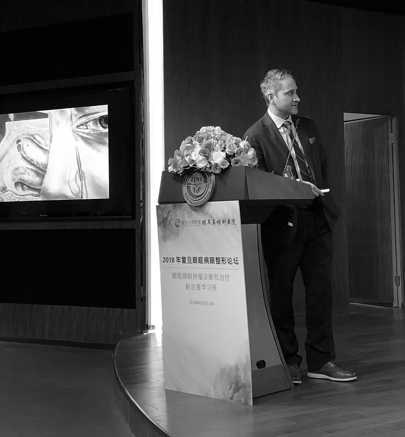 Dr. Ronald Mancini presenting at a medical conference